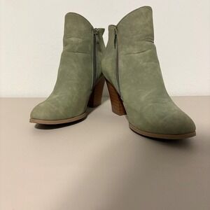 Women's Journee Olive Suede Heeled Ankle‎ Boots Side Zipper Chunky Heel Size 9